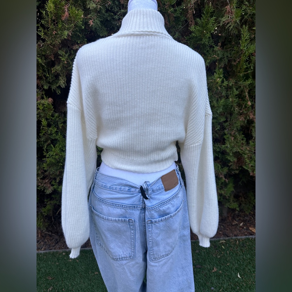 Women’s Cozy Holiday White Turtleneck Cropped Knitted Sweater size M - Picture 3 of 3